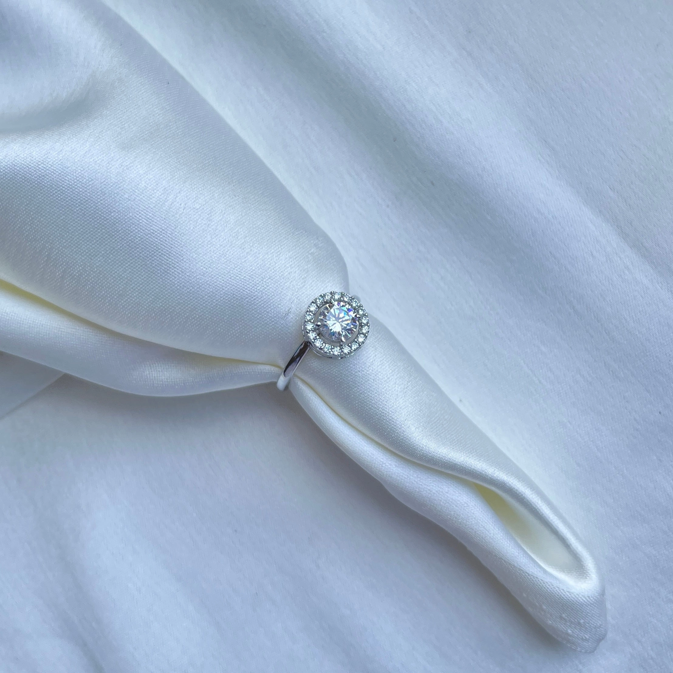 Solitaire halo ring Modern Shape