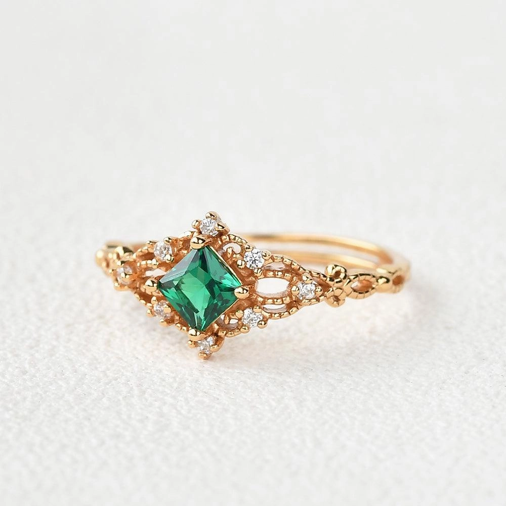 Princess Cut Emerald Yellow Gold Ring Eye Catcher Night Style