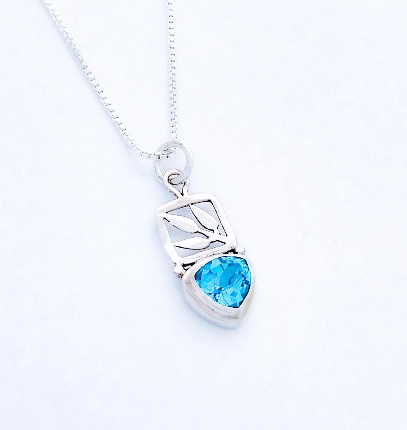 Distinct Form Distinctive Jewelry Pieces Sterling Silver Pendant with Stone and Leaf Detail