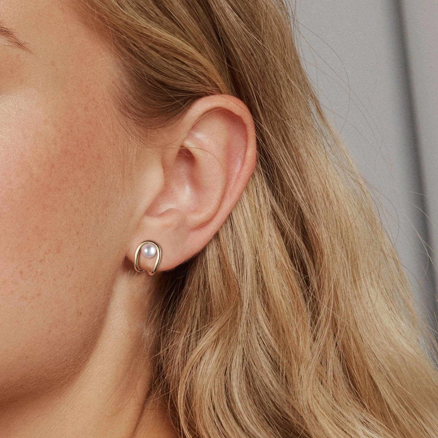 Luxurious Finish Edgy Detail The Pearl-fect Huggie Akoya Pearl Stud Earrings