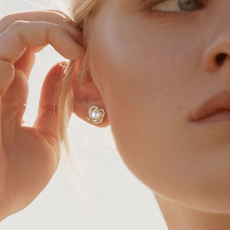 The Pearl-fect Twist Akoya Pearl Floral Stud Earrings urban vibe Delicate Detail