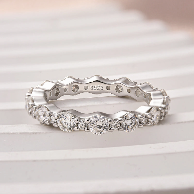 Sparkling Detail Camera Glow Louily Lovely Moissanite Round Cut Women's Wedding Band In Sterling Silver