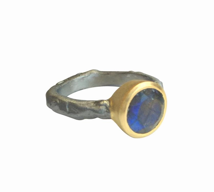 Hammered Band Designer Stone Ring Wardrobe Fit