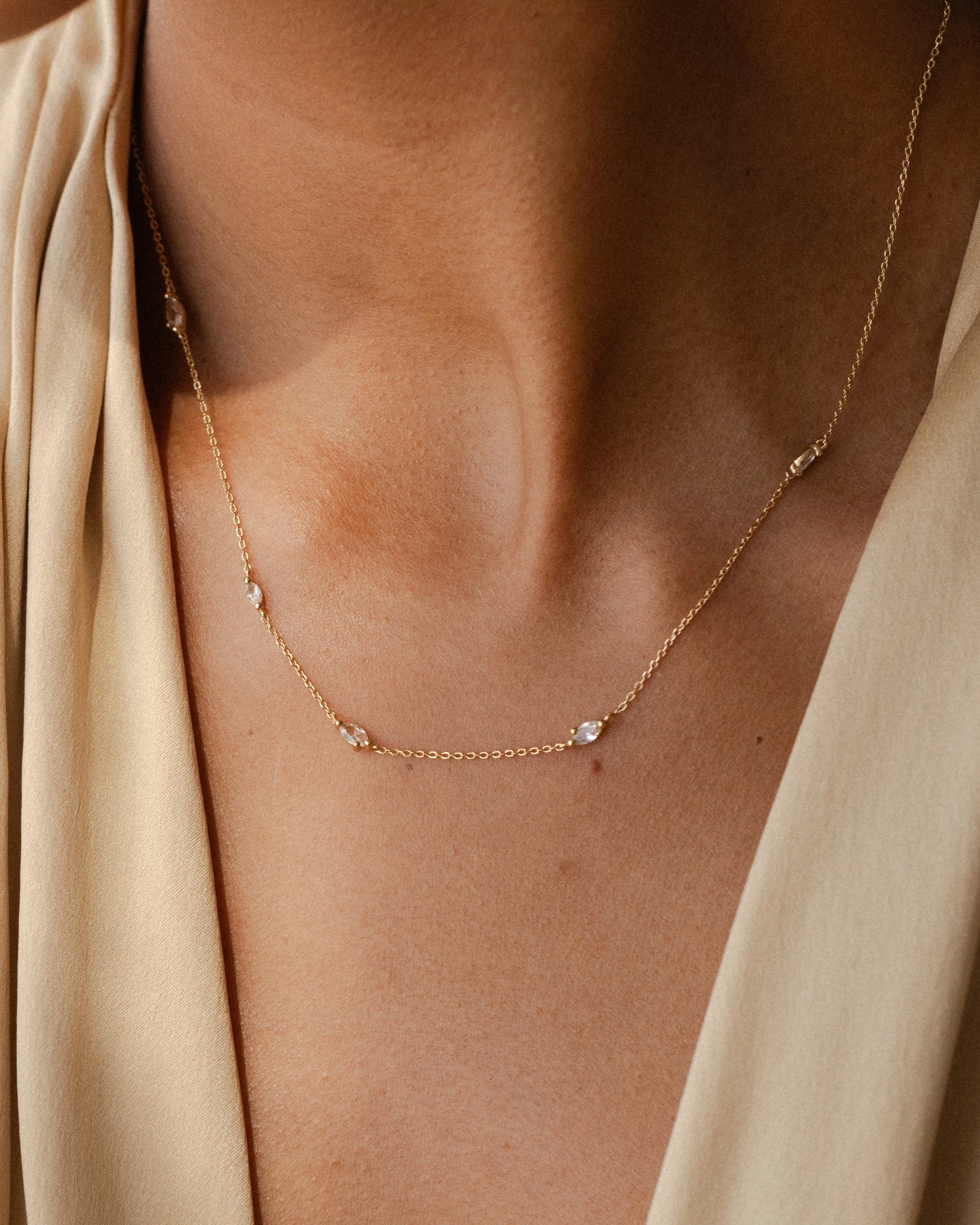 White Sapphire Leaflet Necklace Shiny Style